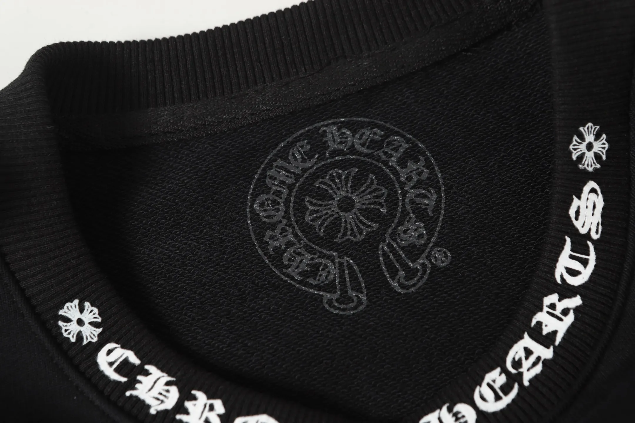 P210 Round neck sweatshirt. Remember to note sweatshirt when ordering #Y2902 Cross-border running quantity model. Please do not place an order if you pursue perfection. -Chrome Hearts/Chrome Hearts 23ss Sanskrit printed popular round neck sweatshirt -High weight, high density and high quality. The wool is soft, delicate and skin-friendly. Soft and silky to the touch. Excellent warmth and skin-friendliness. -Colour: black white -Size: S M L XL